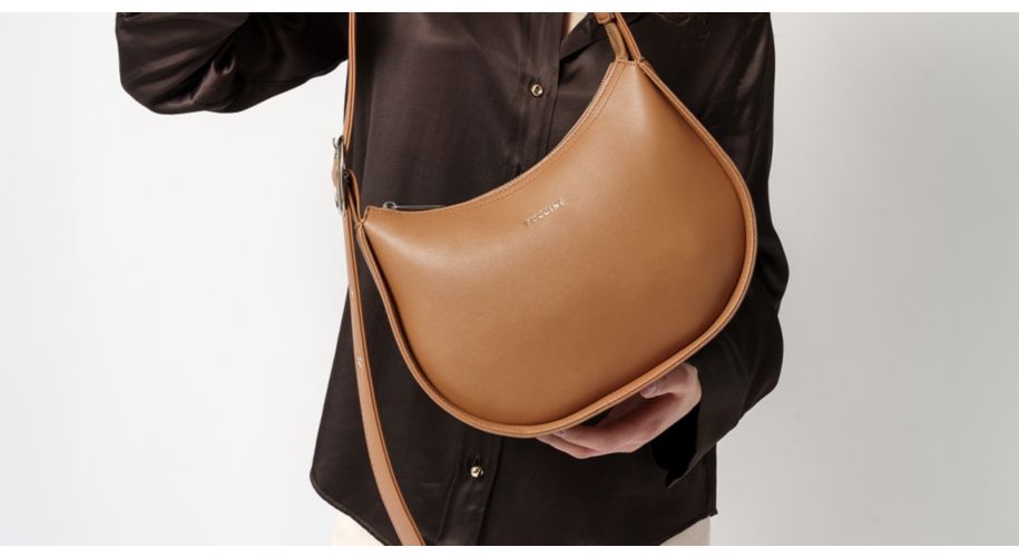 Kobieta z torebką ze skóry ekologicznej w ręce