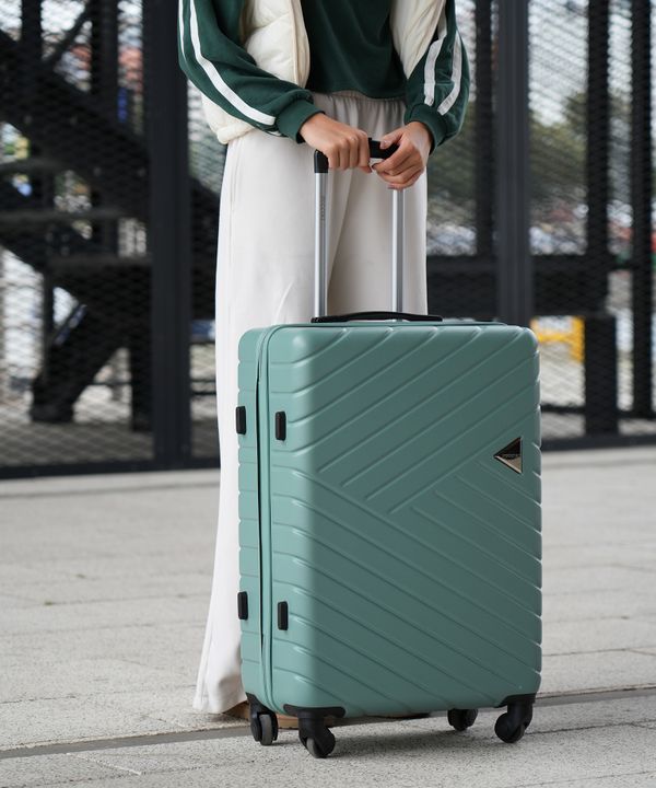Średnia walizka na kółkach zielona