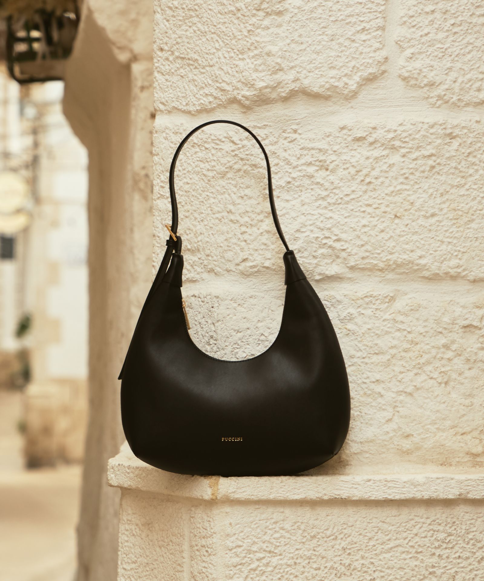 Torebka damska w kształcie rogala czarna