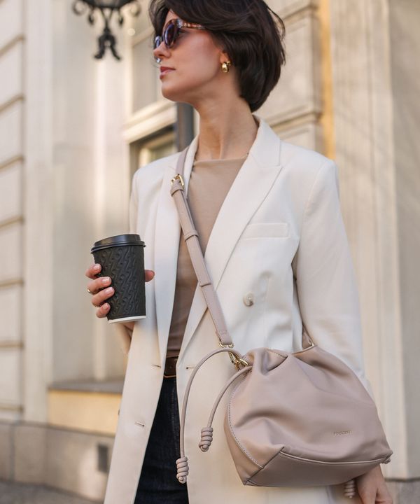 Torebka damska typu listonoszka ze skóry ekologicznej beżowa