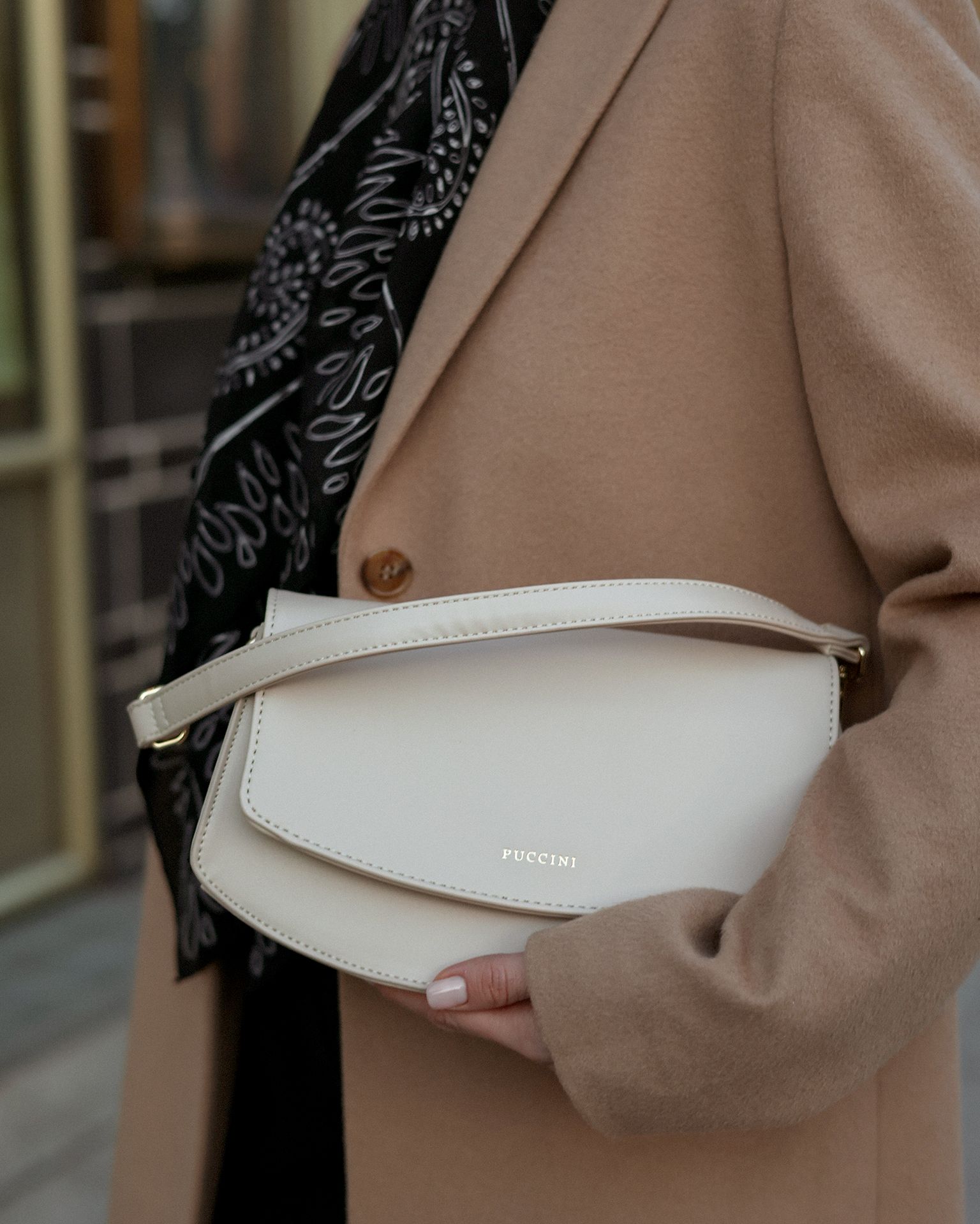 Torebka damska na długim pasku elegancka beżowa