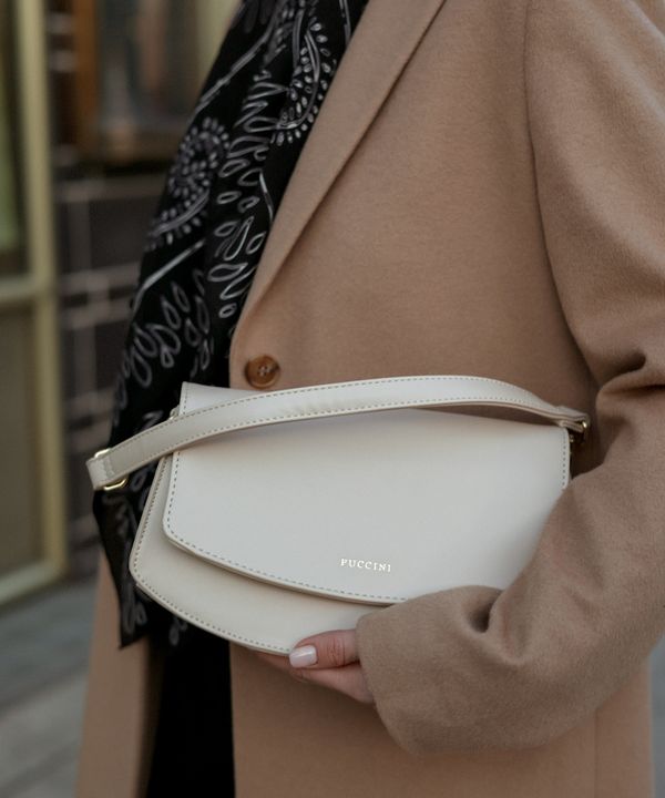 Torebka damska na długim pasku elegancka beżowa