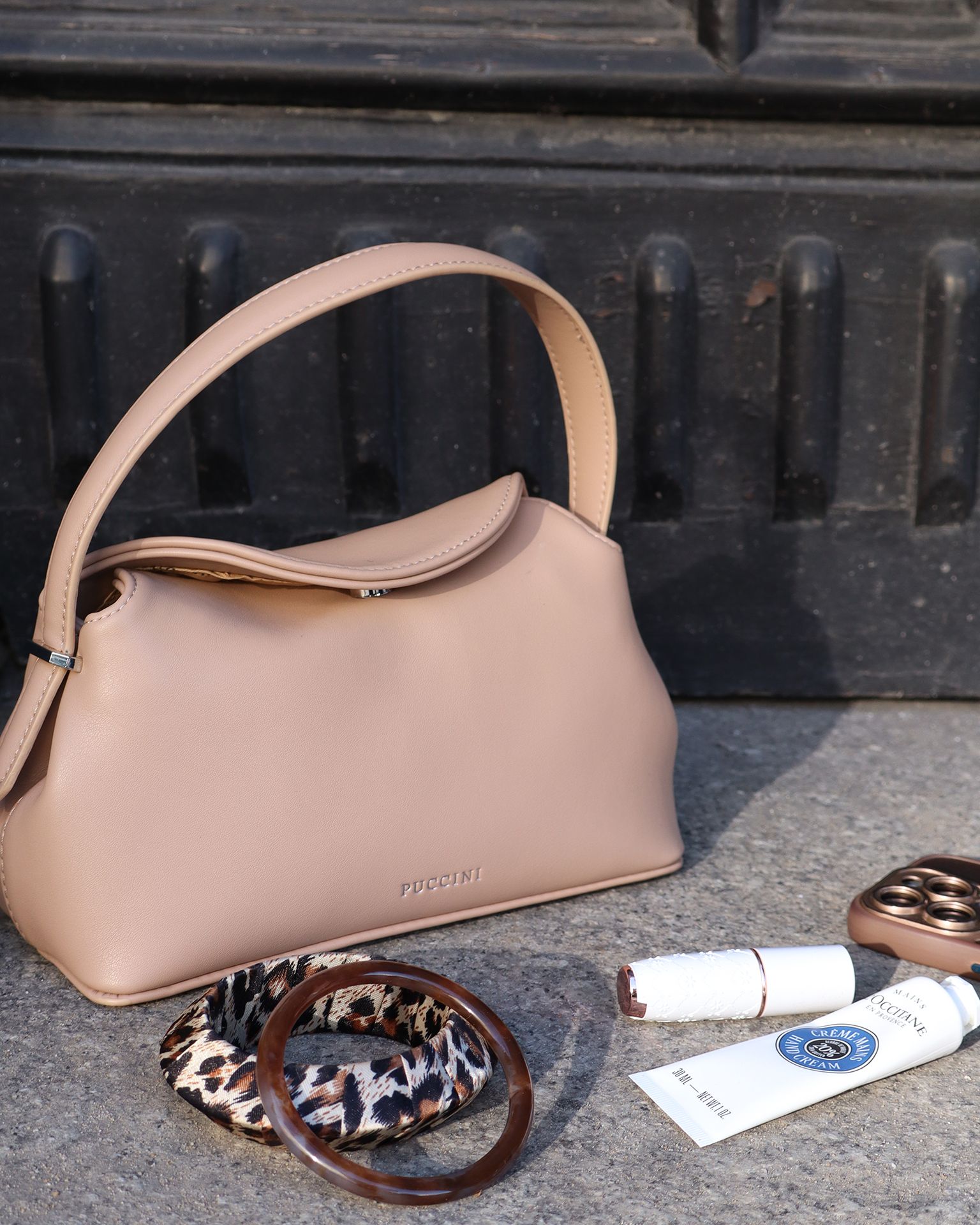 Torebka damska typu kuferek mała jasnobeżowa