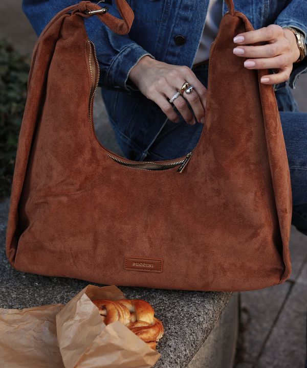 Torebka damska hobo z zamszu ekologicznego jasnobrązowa