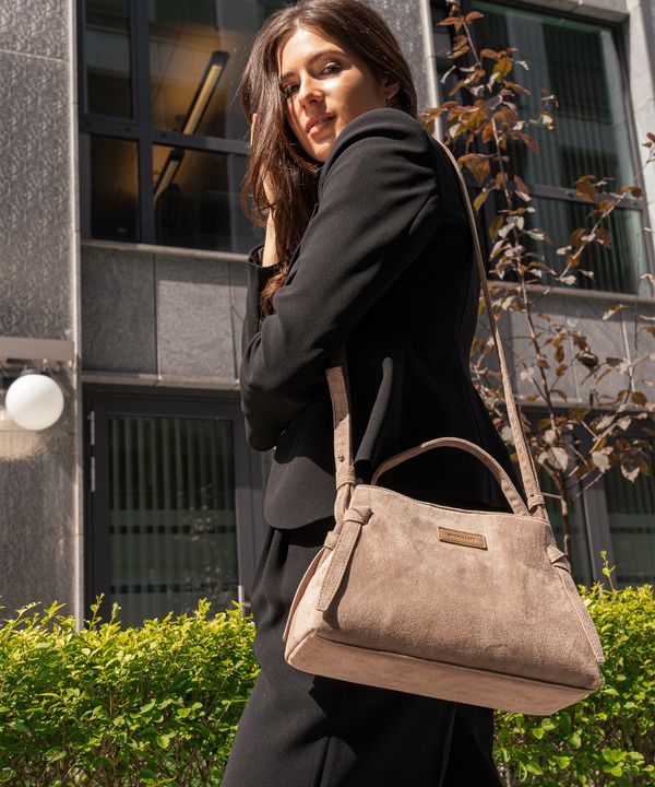 Torebka damska z zamszu ekologicznego na długim pasku beżowa