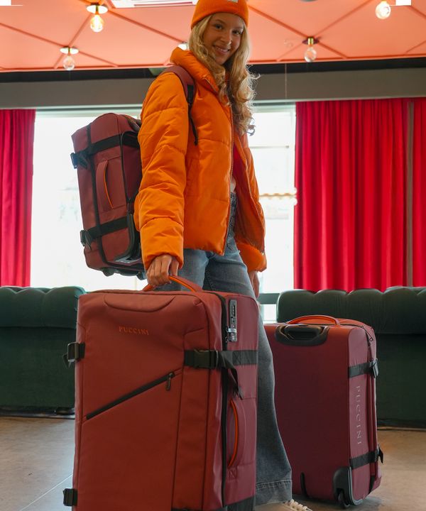 Duża walizka miękka na dwóch kółkach czerwona