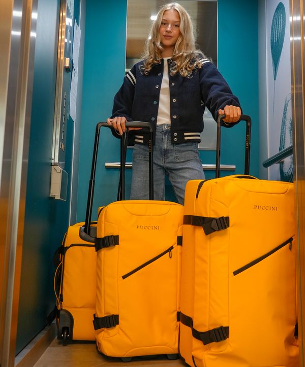 Średnia walizka miękka na dwóch kółkach żółta