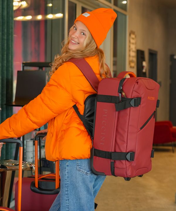 Walizka kabinowa z funkcją plecaka czerwona