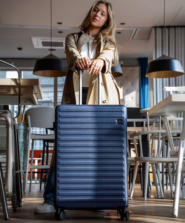 Walizka duża na kółkach z poliwęglanu granatowa