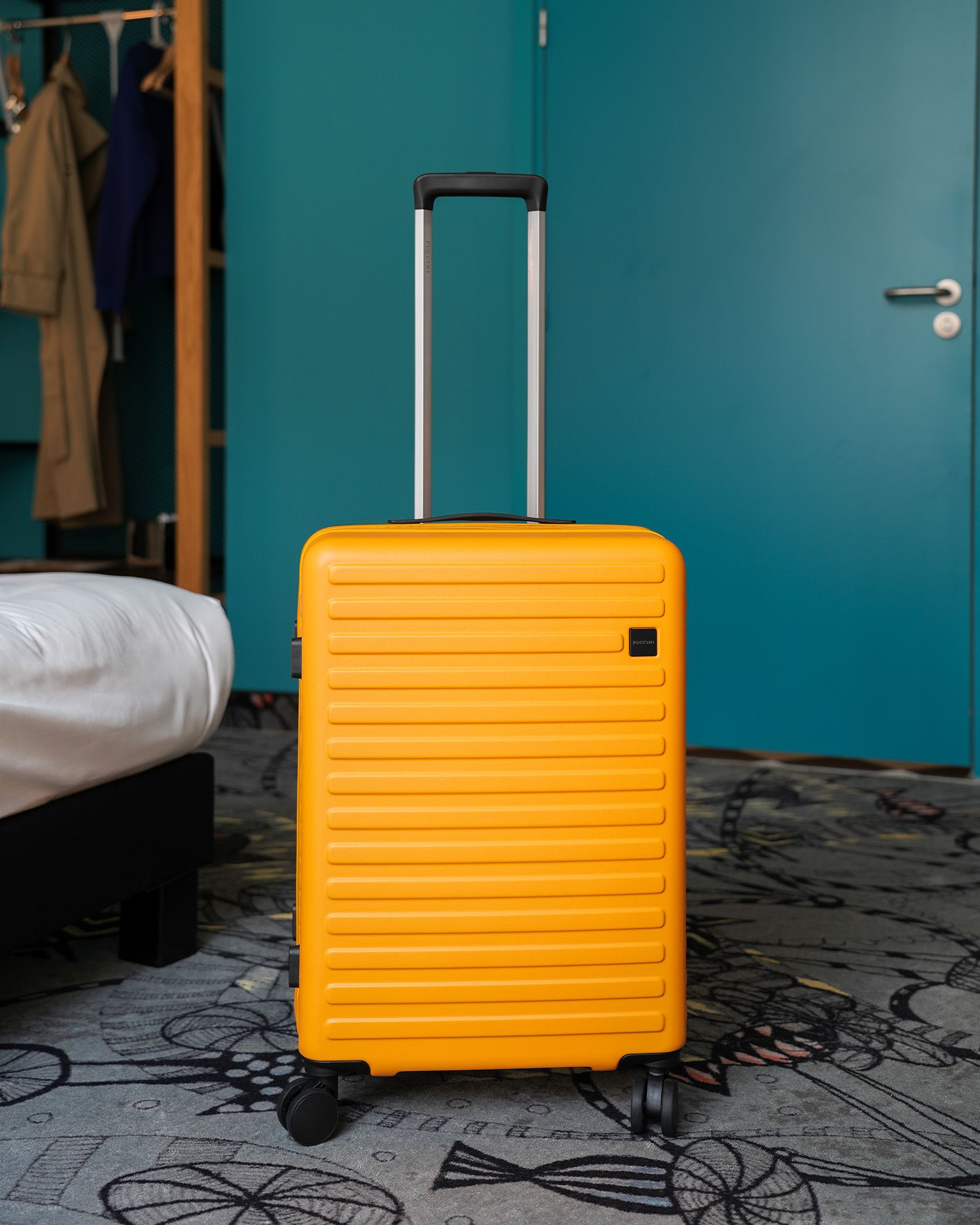 Walizka średnia na kółkach z poliwęglanu żółta