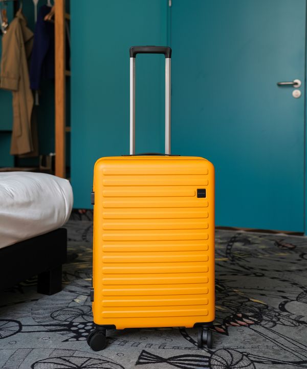 Walizka średnia na kółkach z poliwęglanu żółta