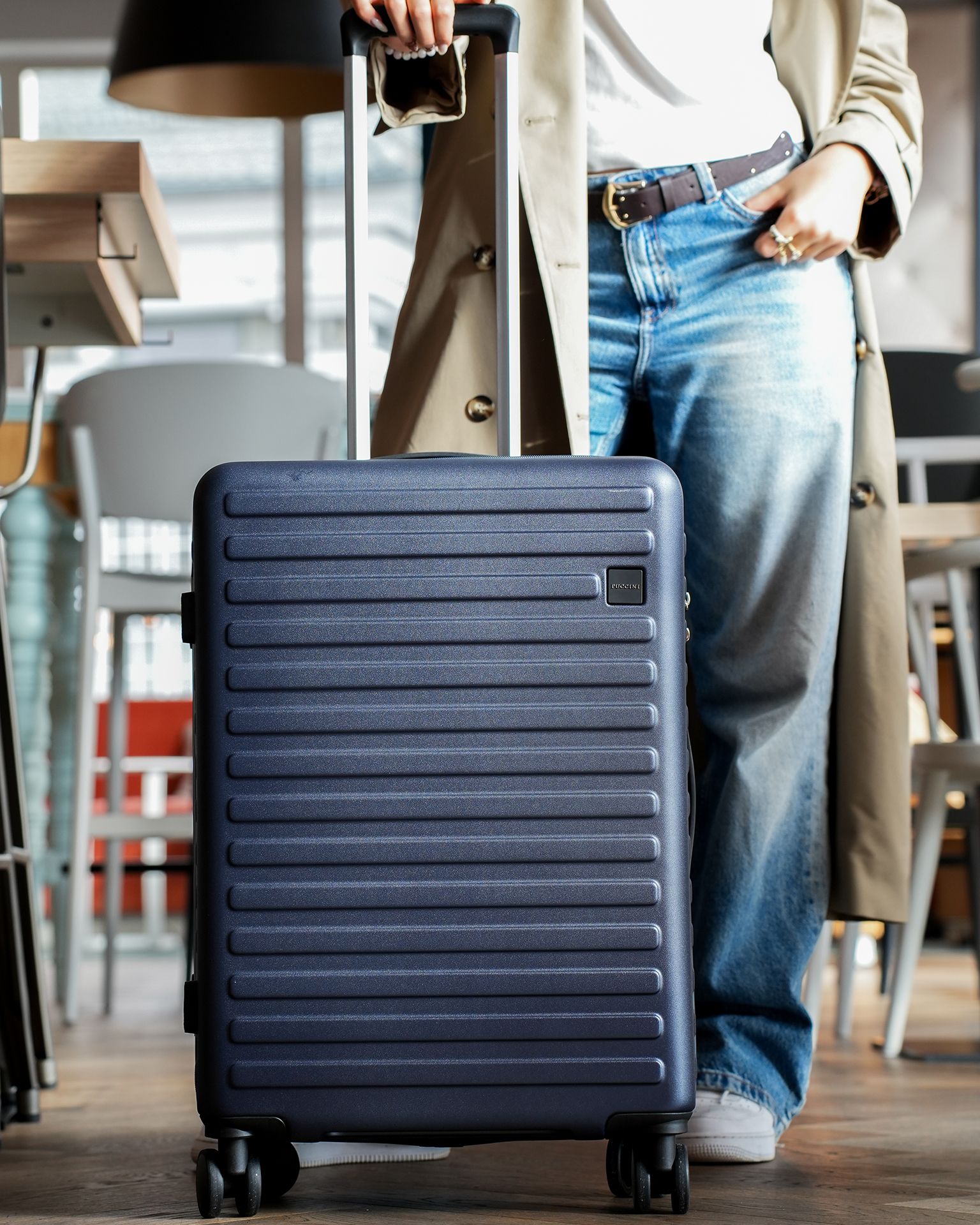 Walizka średnia na kółkach z poliwęglanu granatowa