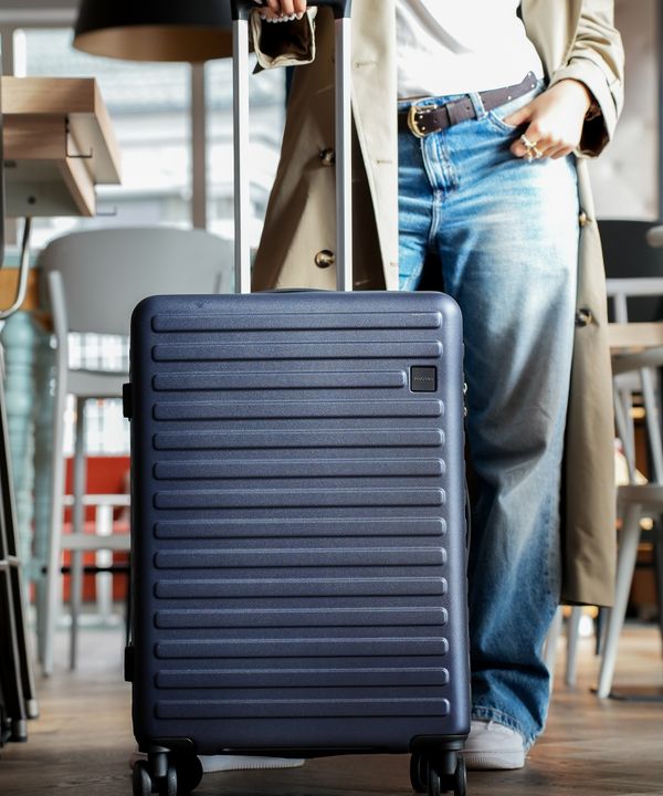 Walizka średnia na kółkach z poliwęglanu granatowa