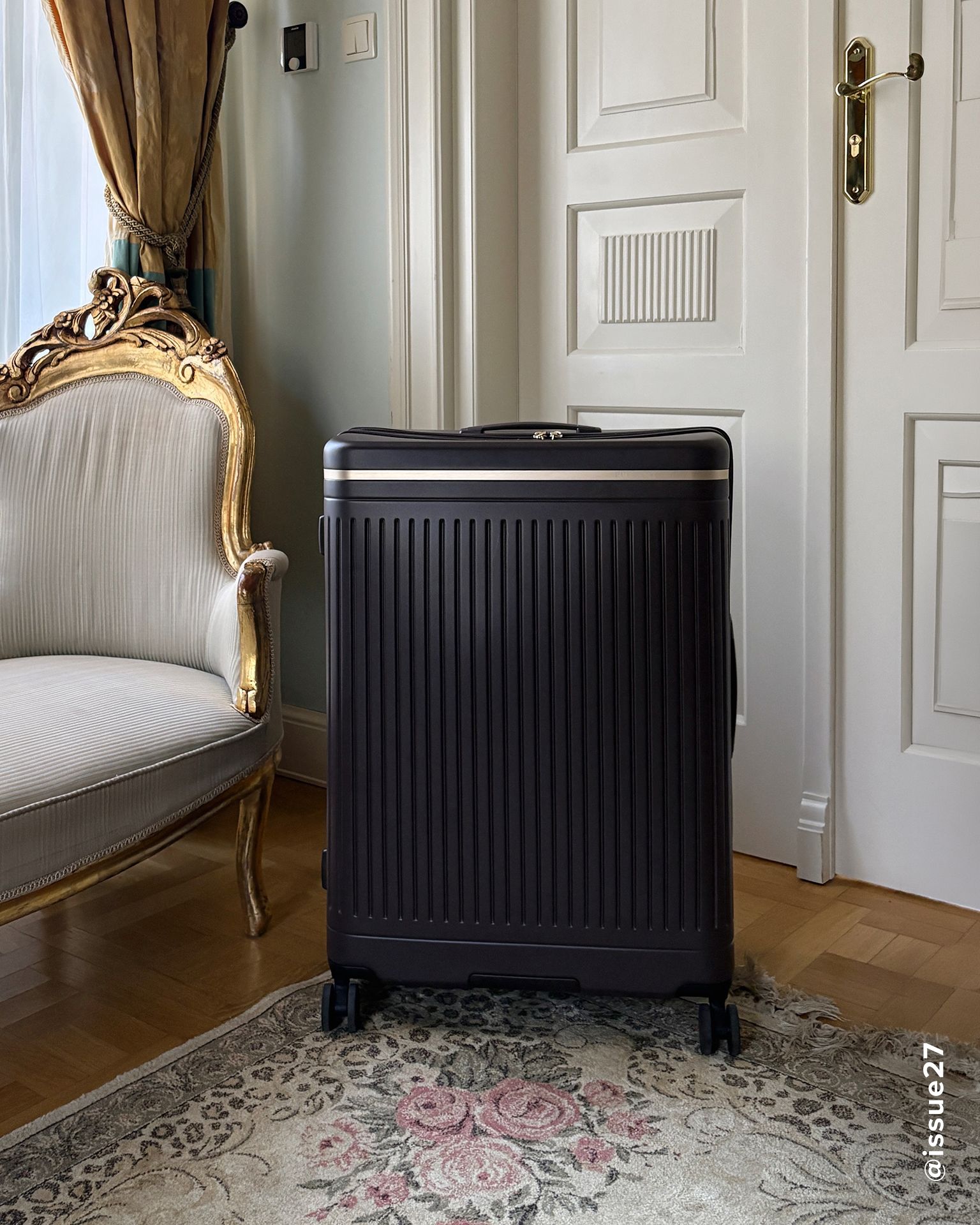 Walizka średnia z poliwęglanu granatowa