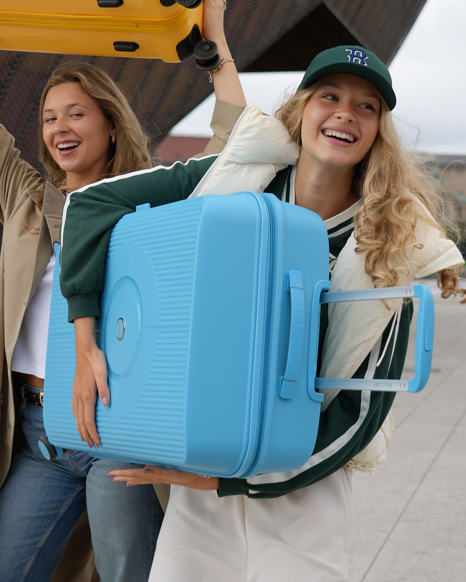 Duża niebieska walizka z polipropylenu z zamkiem szyfrowym TSA