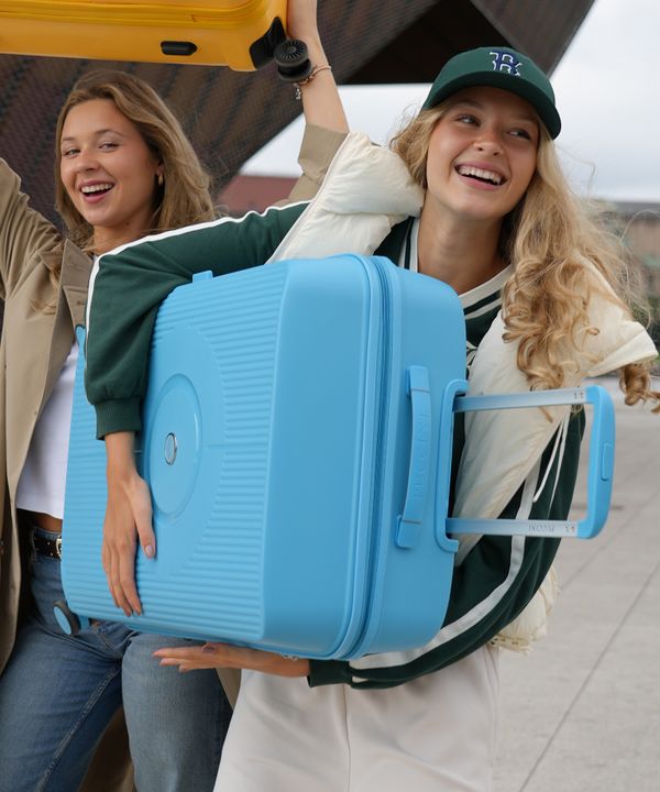 Duża niebieska walizka z polipropylenu z zamkiem szyfrowym TSA