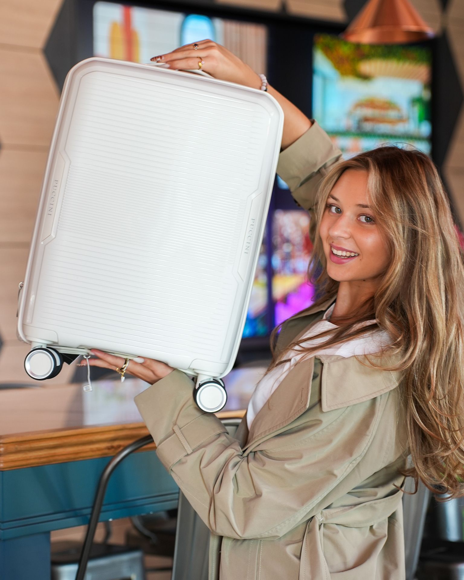 Walizka kabinowa z zamkiem szyfrowym z polipropylenu biała