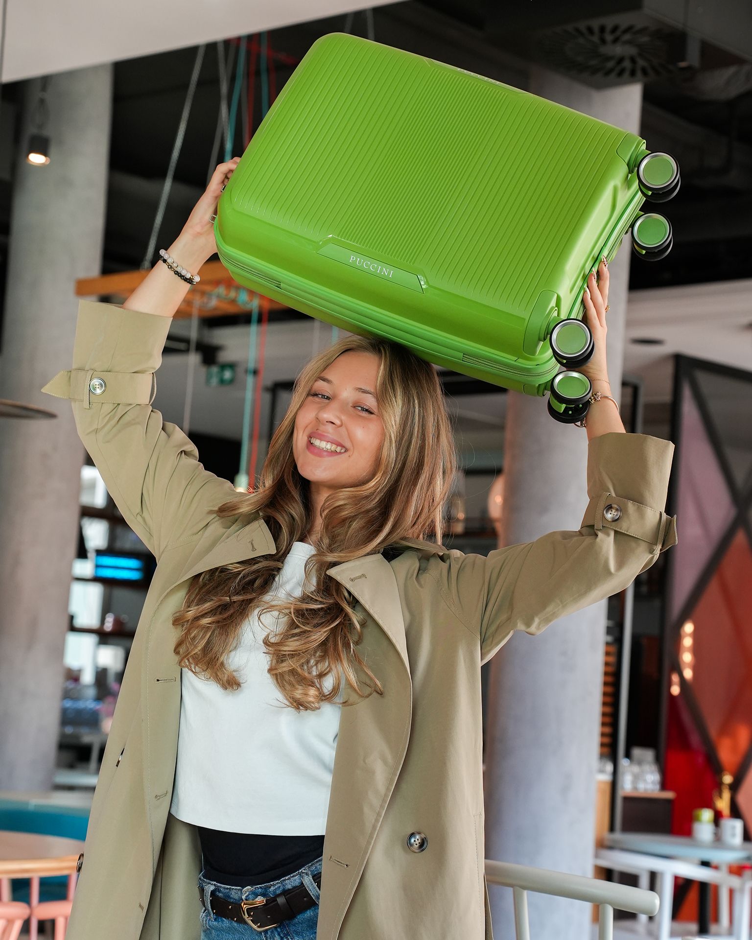 Walizka kabinowa z zamkiem szyfrowym z polipropylenu zielona