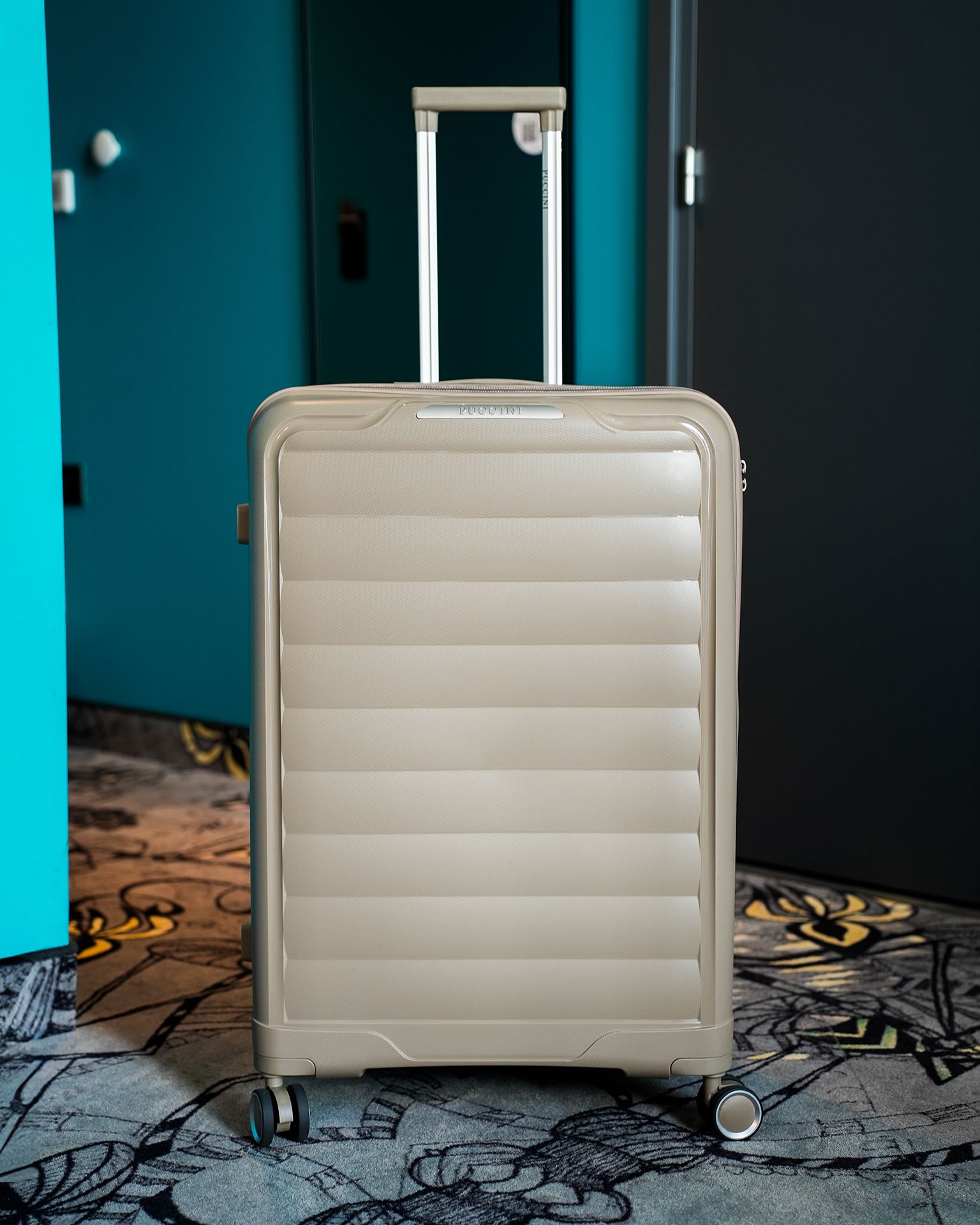 Walizka duża z polipropylenu beżowa