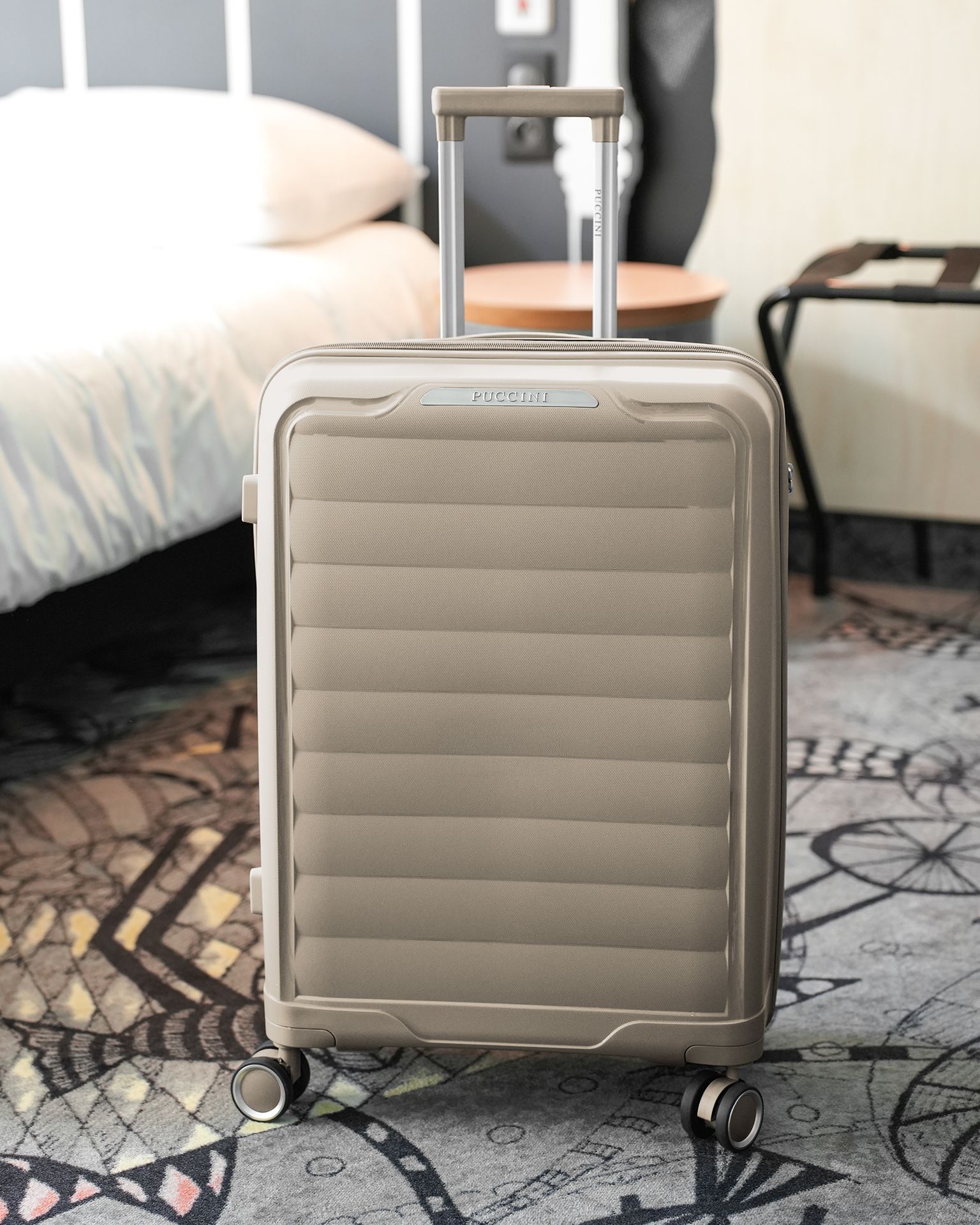 Walizka kabinowa z polipropylenu beżowa