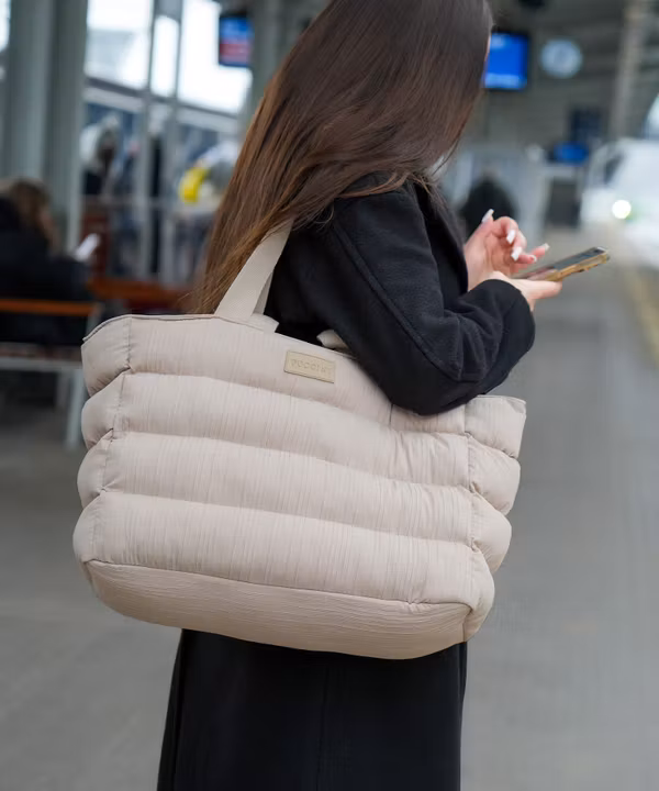 Torba miejska pikowana z kieszenią na laptopa 15,6 cali beżowa