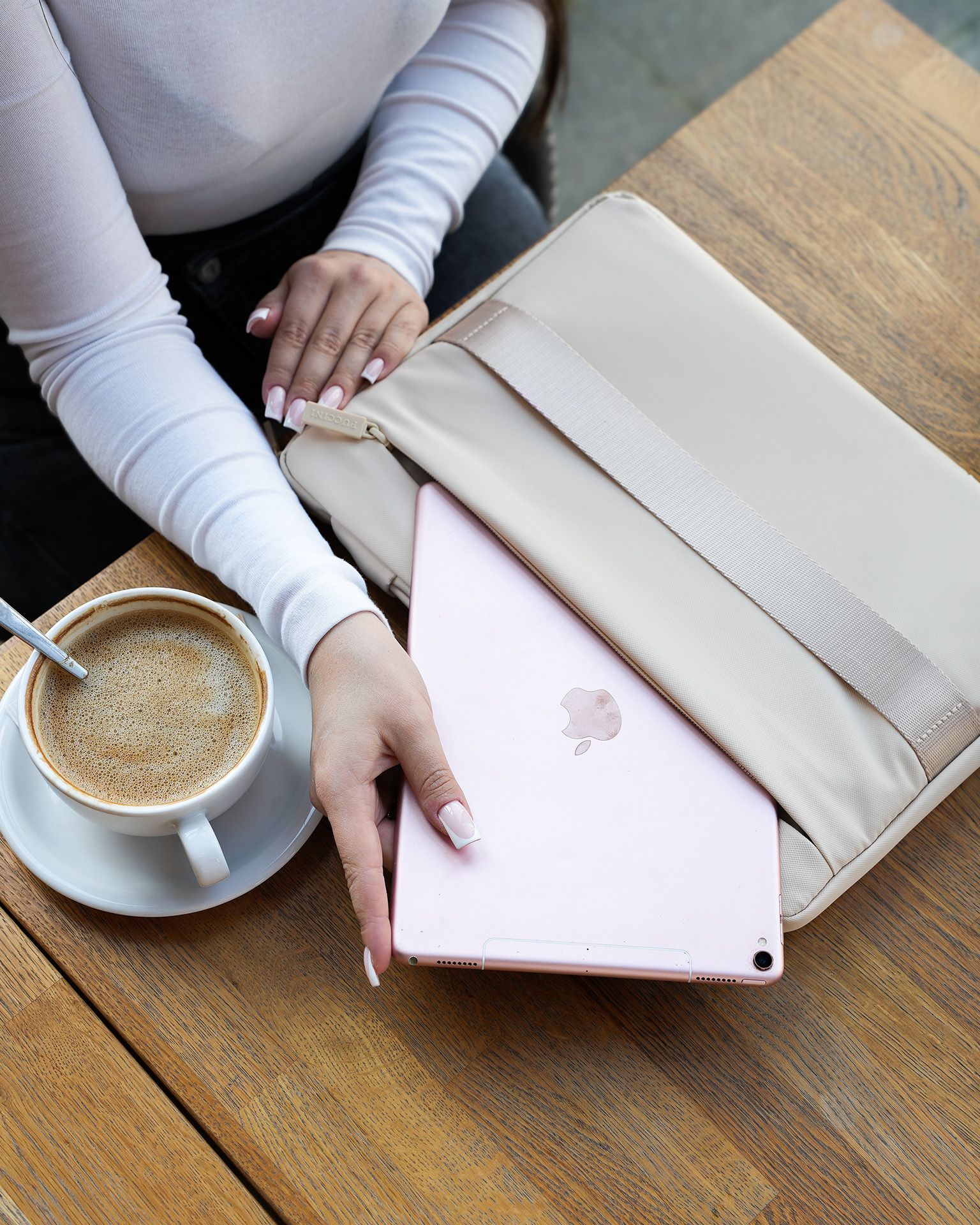 Wodoodporne etui na laptop o wielkości 14 cali beżowe
