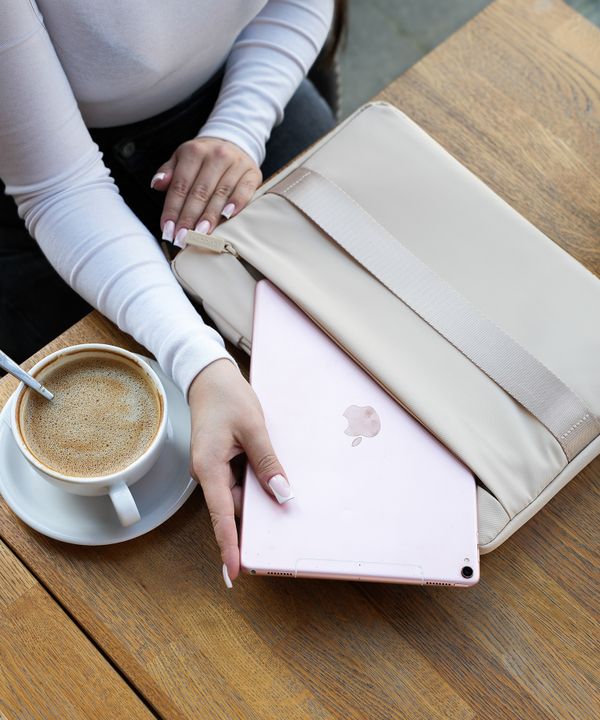 Wodoodporne etui na laptop o wielkości 14 cali beżowe
