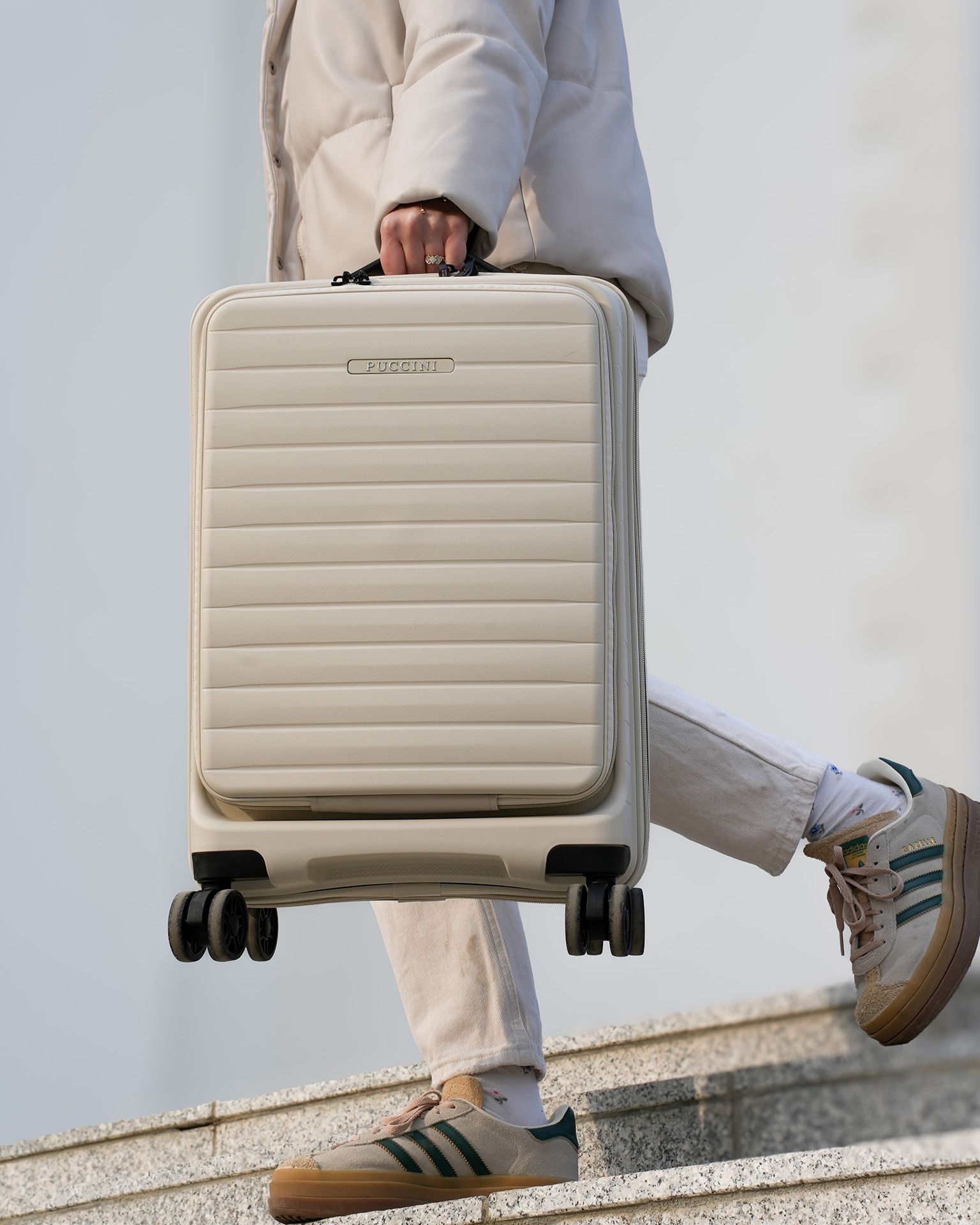 Walizka kabinowa z kieszenią na laptopa z polipropylenu biała