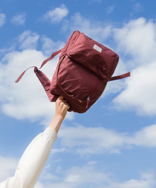 Bordowy młodzieżowy plecak z neonową podszewką