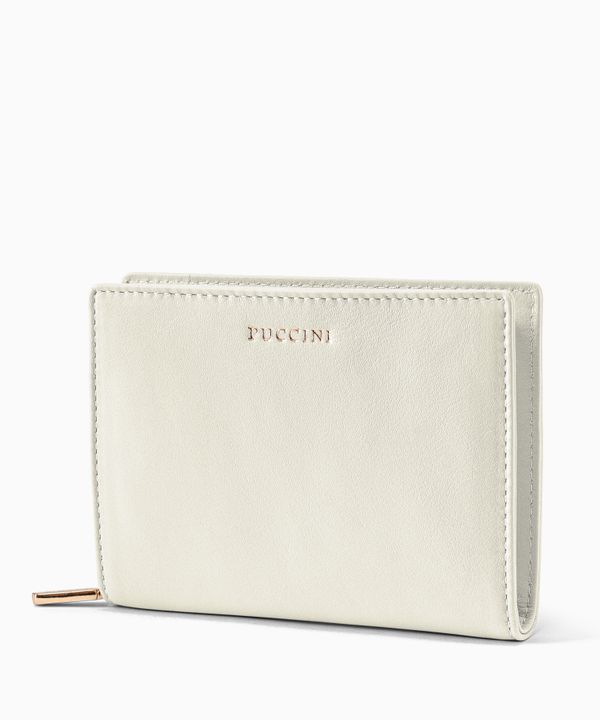 Średni damski portfel skórzany zapinany na zamek biały
