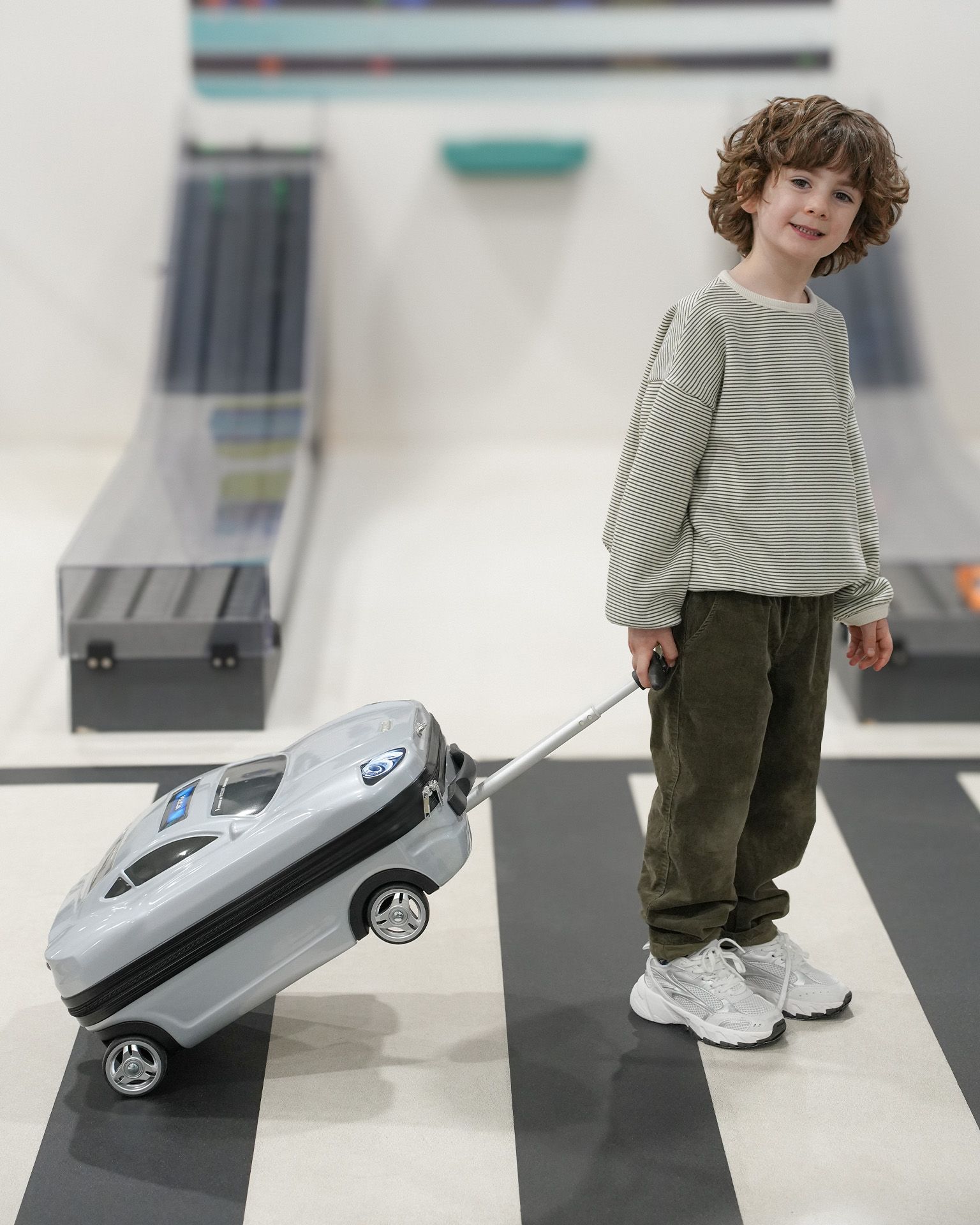 Dziecięca walizka kabinowa szary samochodzik