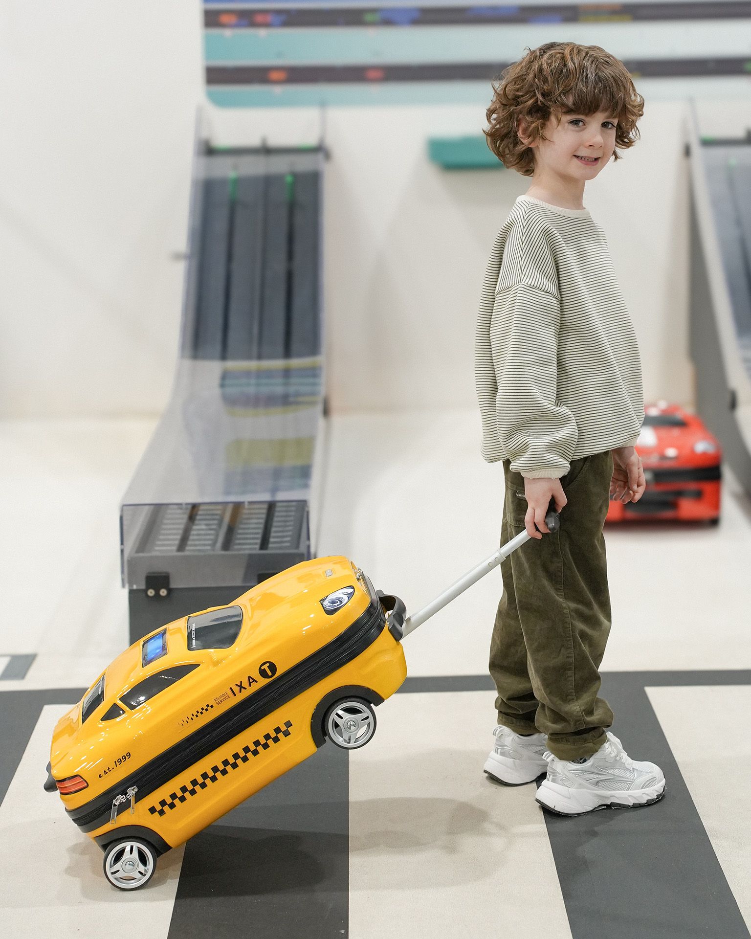 Dziecięca walizka kabinowa żółty samochodzik