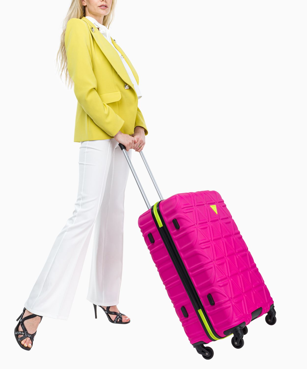 Średnia różowa walizka z kontrastowym wykończeniem