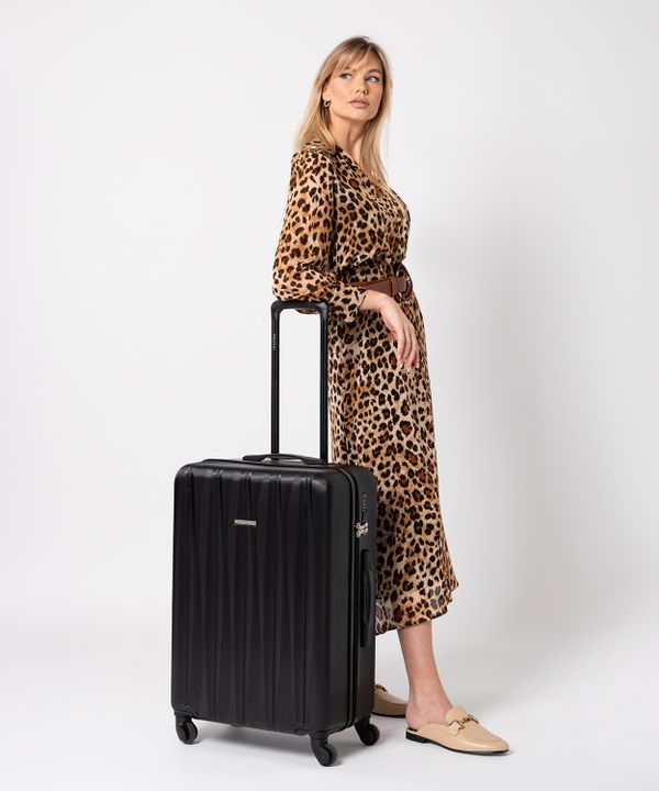 Średnia walizka ze żłobieniami czarna