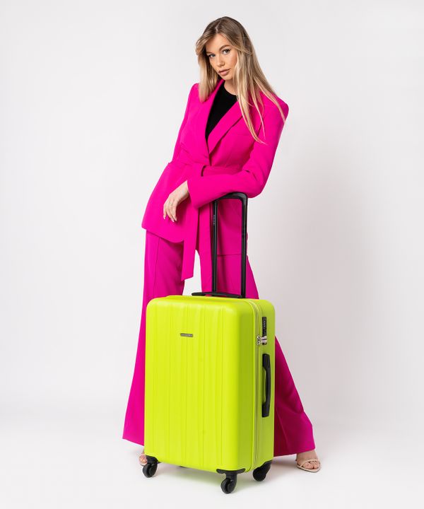 Średnia walizka ze żłobieniami limonkowa