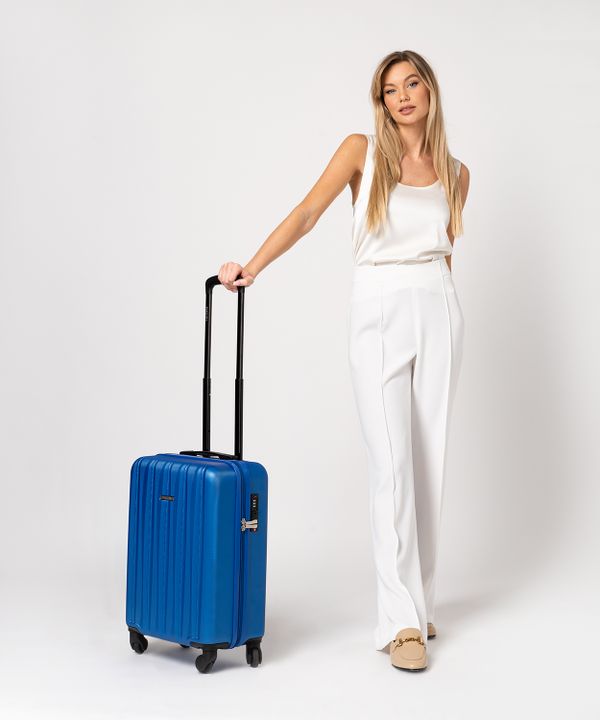 Kabinowa walizka ze żłobieniami niebieska