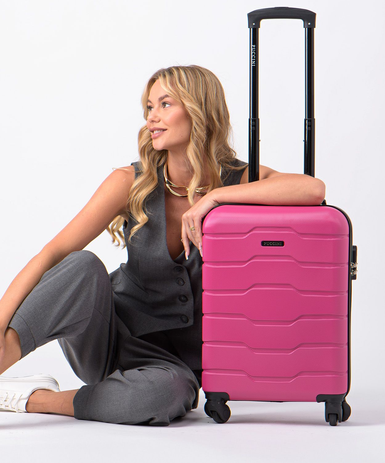 Kabinowa różowa walizka