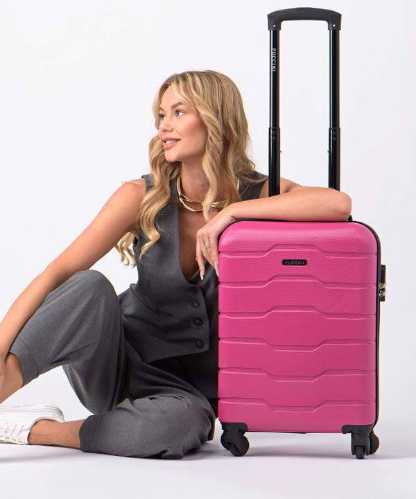 Kabinowa różowa walizka