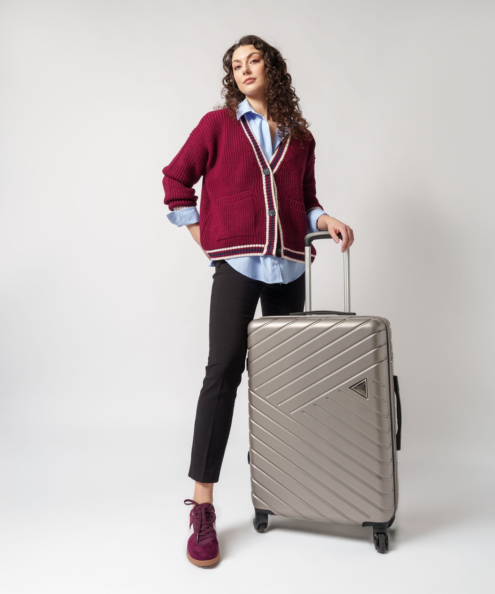 Średnia walizka na kółkach szampańska