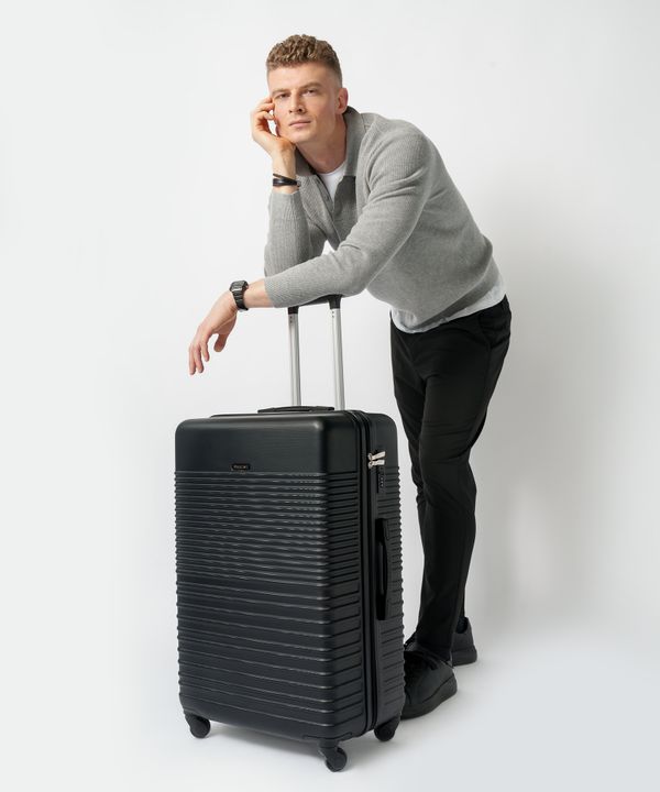 Duża walizka na 4 kółkach czarna