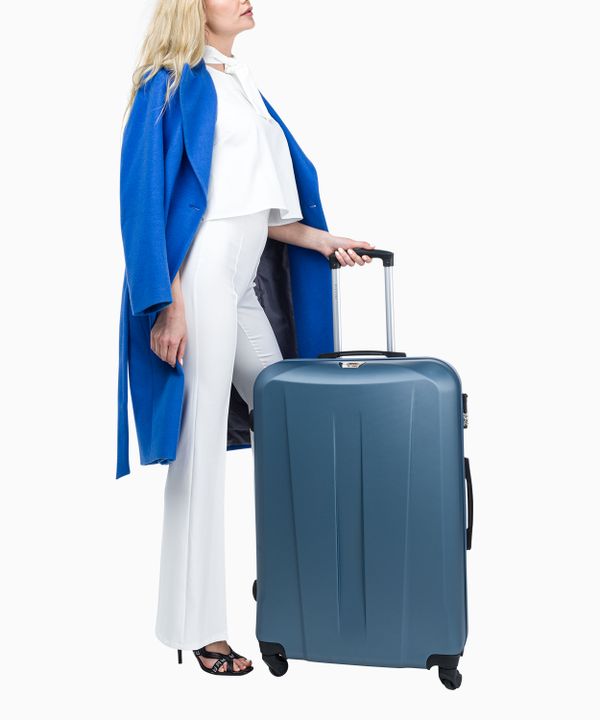 Niebieska duża walizka na czterech kołach