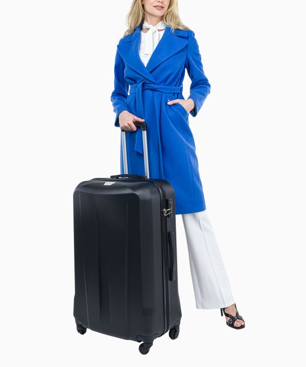 Czarna duża walizka na czterech kołach