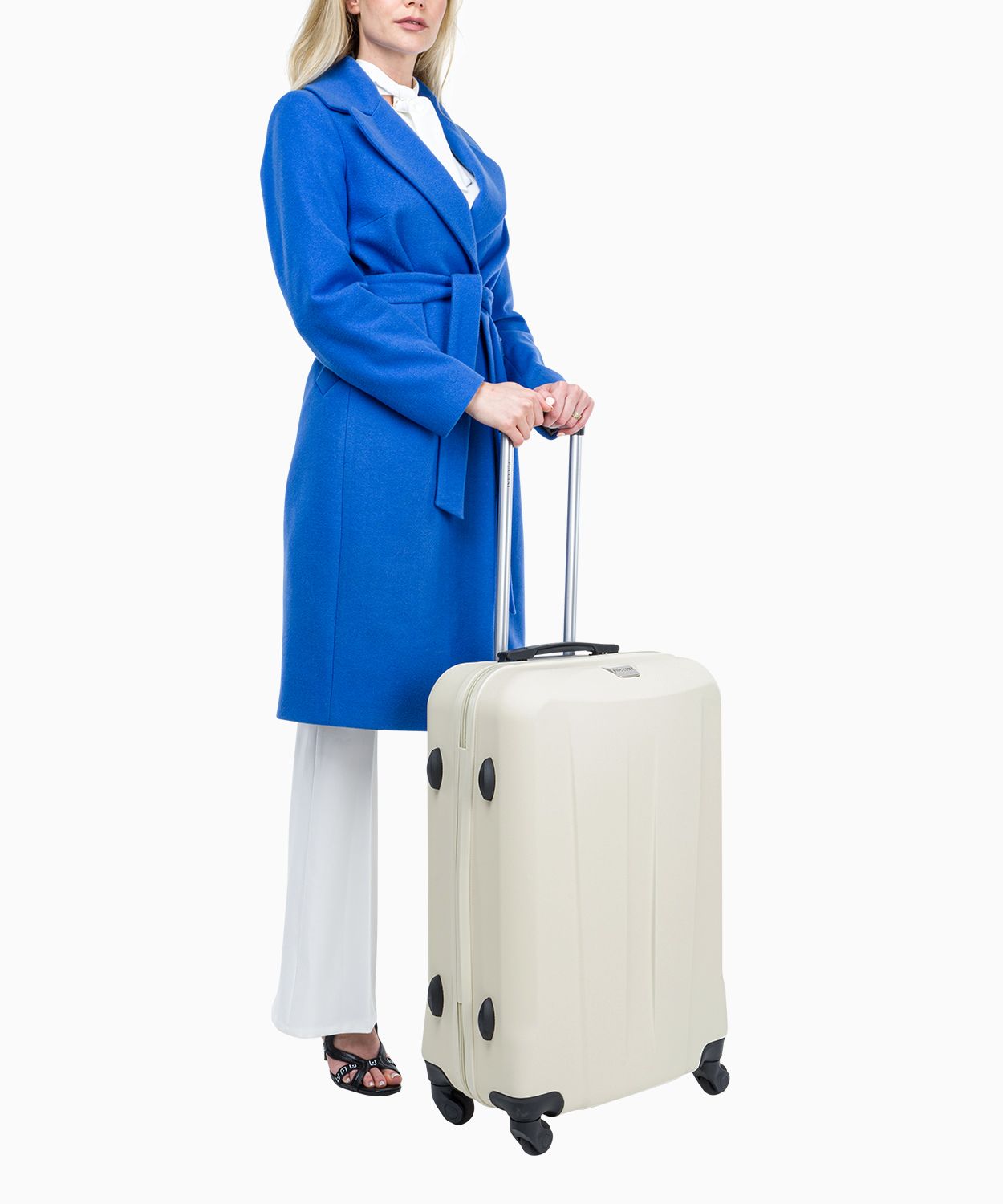 Biała średnia walizka na czterech kołach