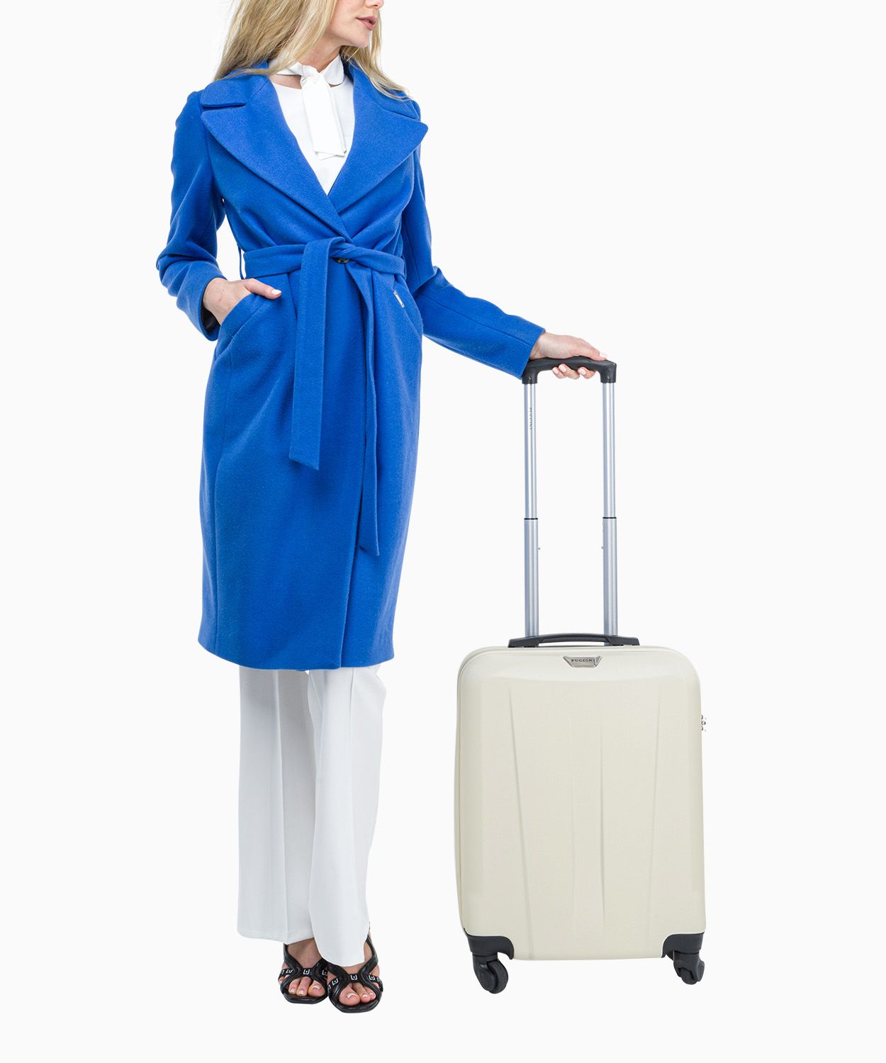 Biała kabinowa walizka na czterech kołach