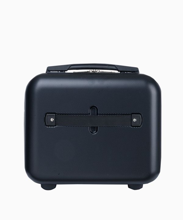 Czarny kuferek podróżny z dopinanym paskiem