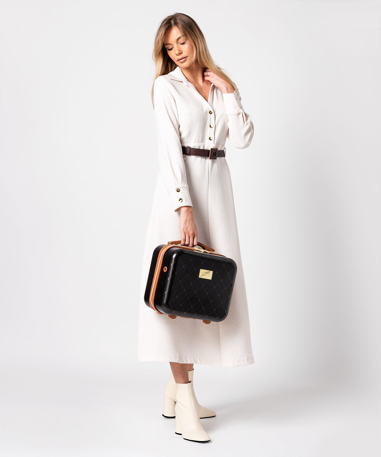 Brązowy kuferek podróżny monogram