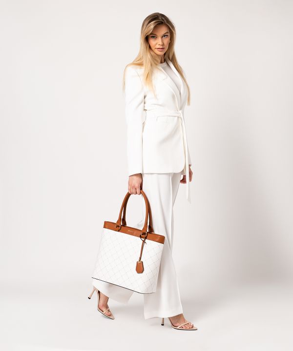 Elegancka logowana torebka typu shopper z ozdobnym brelokiem biała