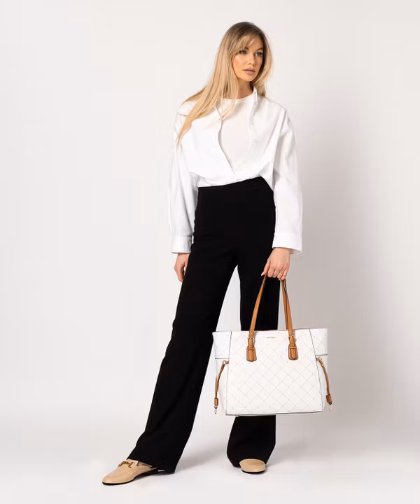 Damska torebka typu shopper z regulowanym uchwytem logowana biała