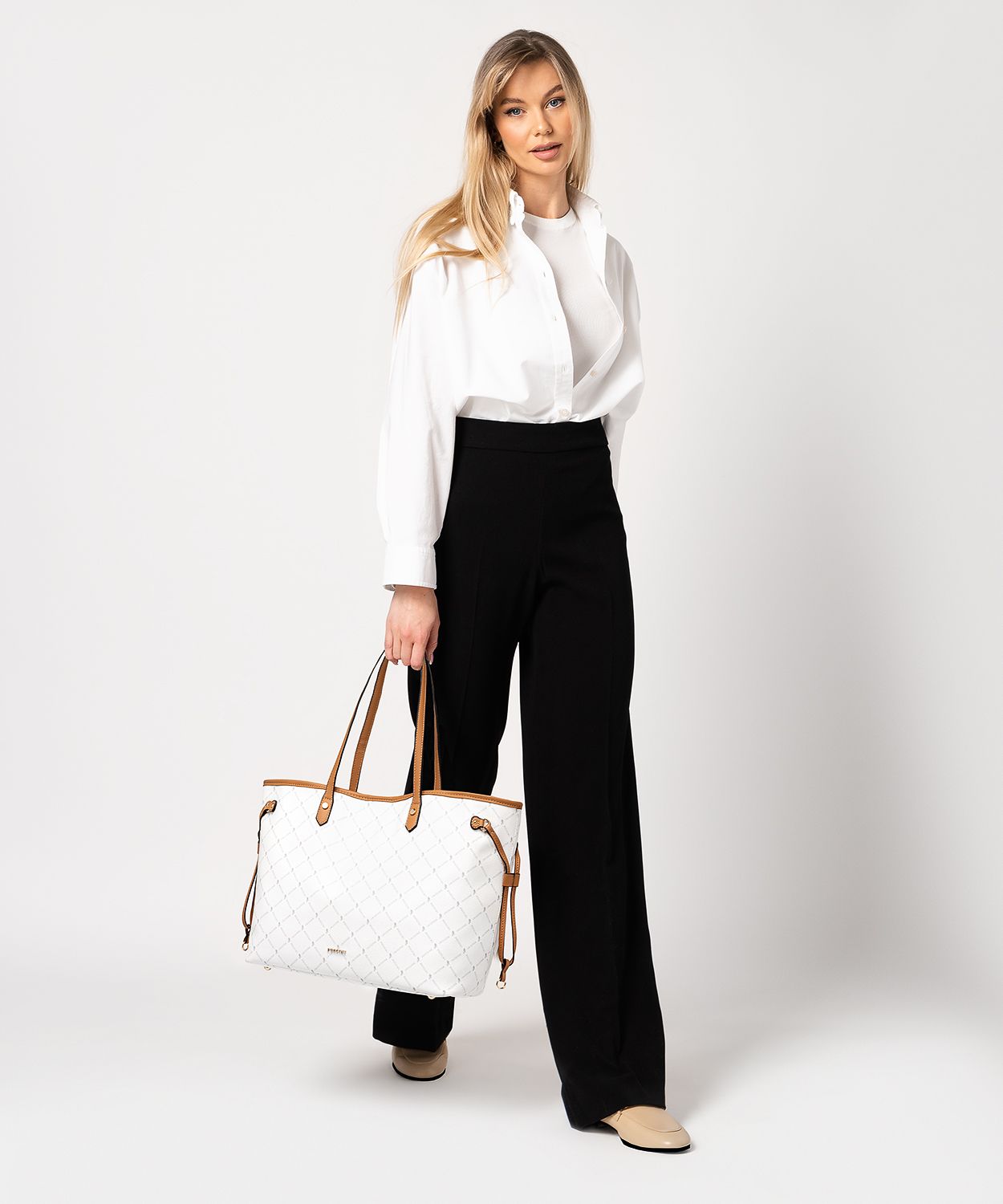 Duża biała shopperka w monogramowy wzór z kosmetyczką