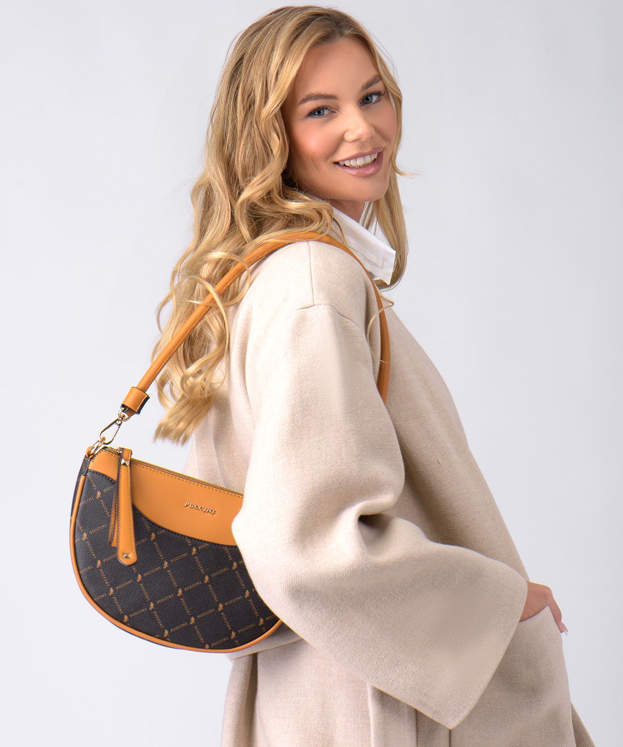 Torebka damska w kształcie półksiężyca wzór monogram